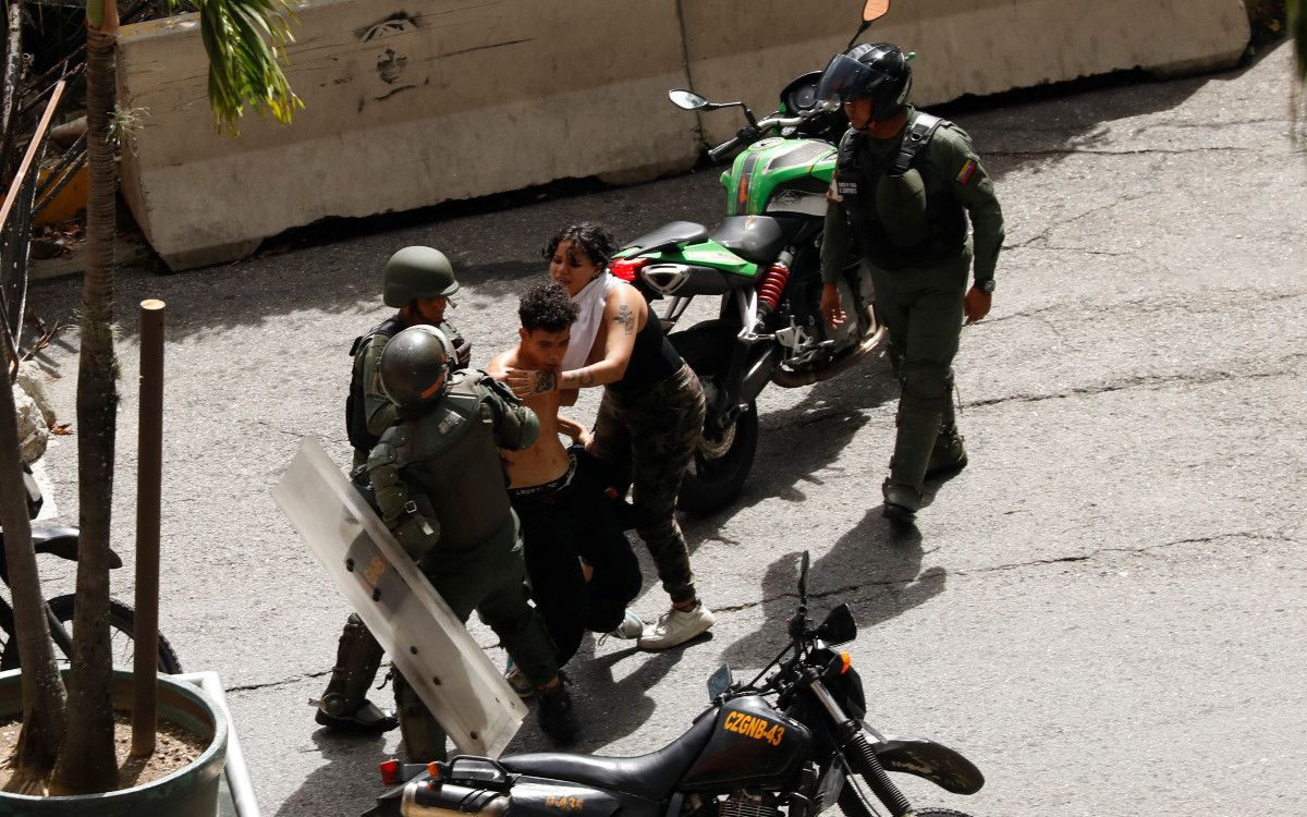 Venezuelan police and military ordered to remove WhatsApp