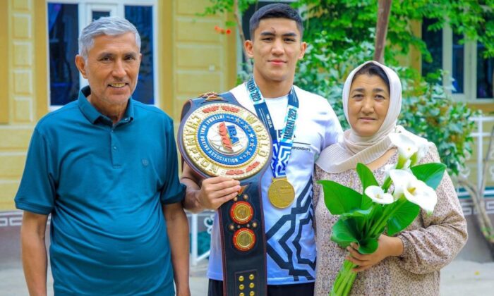 A los 13 años, Muydinkhujaev comenzó a entrenar boxeo en la Escuela Deportiva Ferghana de Reserva Olímpica.