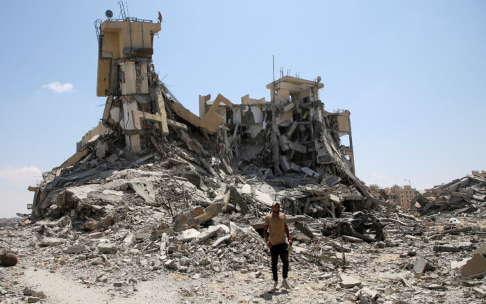 Un palestino inspecciona los daños en la ciudad de Hamad, financiada por Qatar, tras una redada israelí, en medio del conflicto en curso entre Israel y Hamás, en Khan Younis, en el sur de la Franja de Gaza, el 24 de agosto de 2024. REUTERS/Hatem Khaled