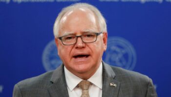 ¿Quién es Tim Walz, el 'número dos' de Kamala Harris?