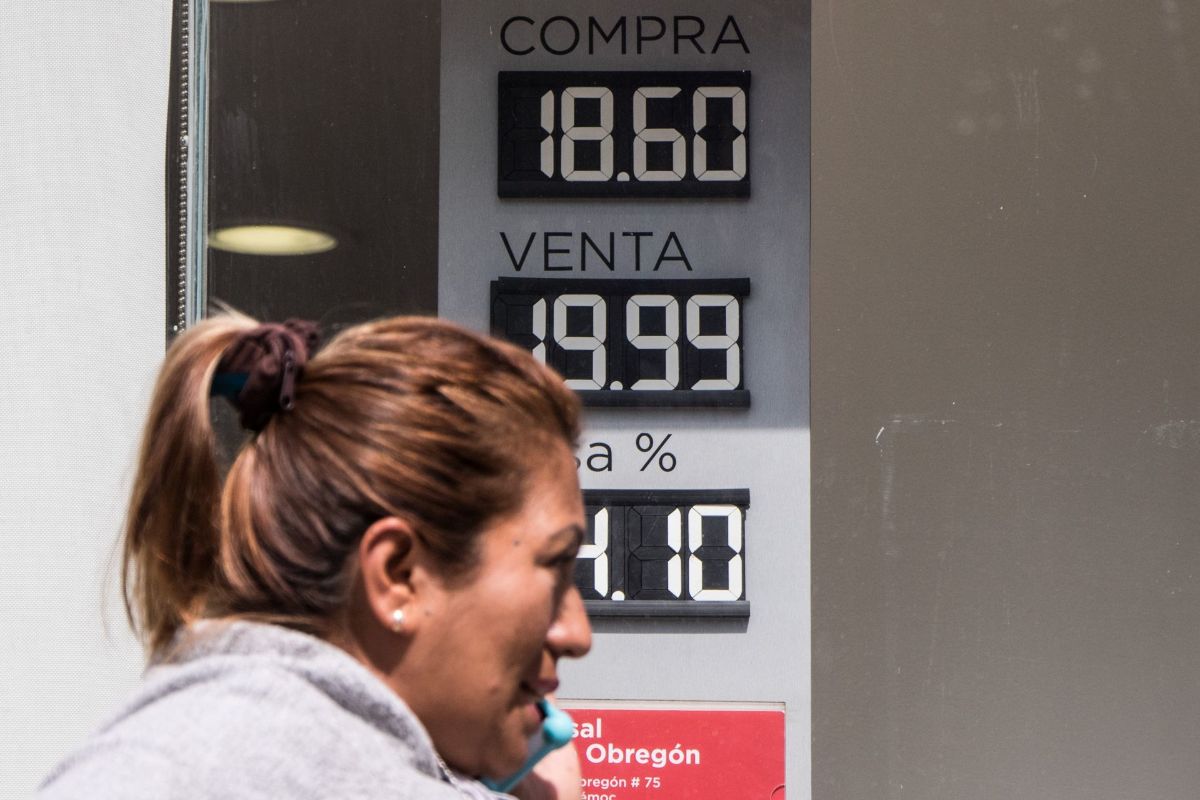 Peso mexicano cae tras recorte de tasas de interés en Estados Unidos