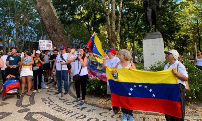 Venezuelans protest in Lisbon. Photo: EFE