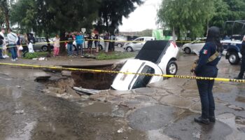 Video | Camioneta cae a socavón en Ecatepec
