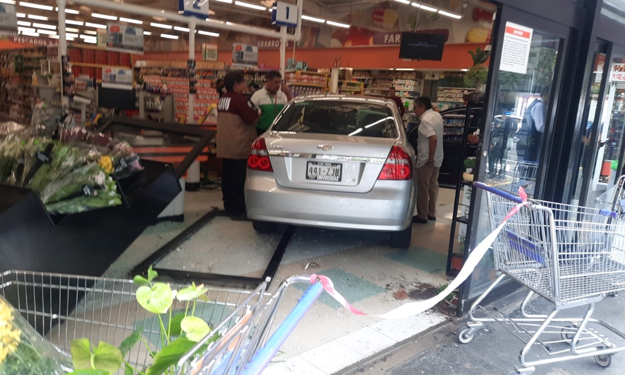 Videos | Mujer pierde el control y se impacta contra supermercado en ...