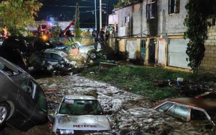 Videos | Tromba desborda río en Tejupilco; arrastra autos e inunda casas