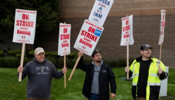 Amagan con extender huelga en Boeing; exigen mejores salarios
