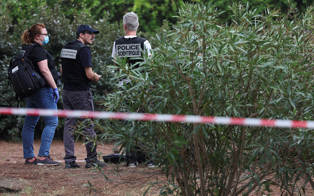 Man Stabs Wife and Two Daughters Near Paris