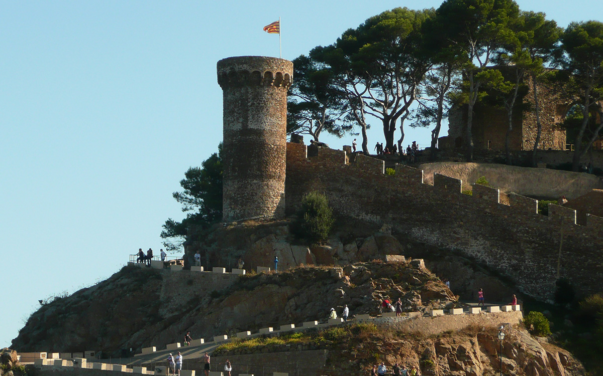 A Mexican woman has died after falling from a cliff in the castle of Tossa de Mar in Catalonia.