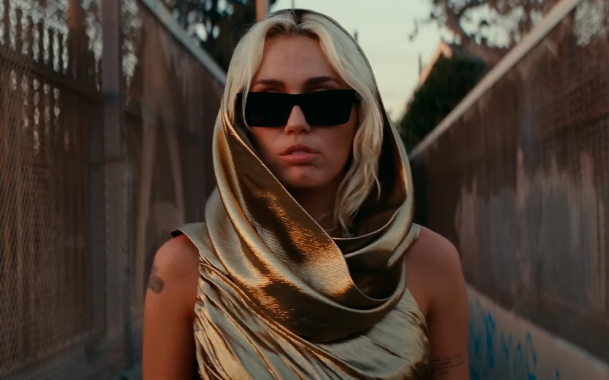 Demandan a Miley Cyrus por copiar partes de un tema de Bruno Mars para 'Flowers' Demandan a Miley Cyrus por copiar partes de un tema de Bruno Mars para 'Flowers'