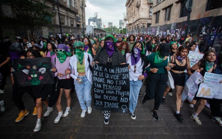 Feministas marchan en México a favor del aborto voluntario Feministas marchan en México a favor del aborto voluntario
