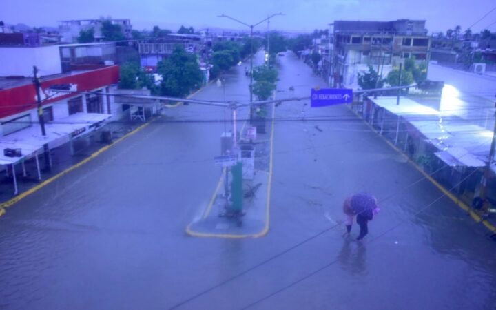 Por huracán 'John', CFE deja sin luz a más de 18 mil usuarios en Acapulco, Guerrero Por huracán 'John', CFE deja sin luz a más de 18 mil usuarios en Acapulco, Guerrero