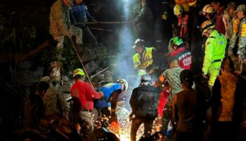 Rescatan a tres personas atrapadas en deslave de cerro en Jilotzingo