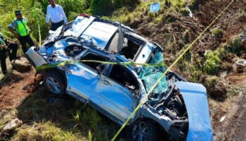 ¡Resultan vivos! cinco estudiantes tras accidente vial donde hubo pérdida total del vehículo