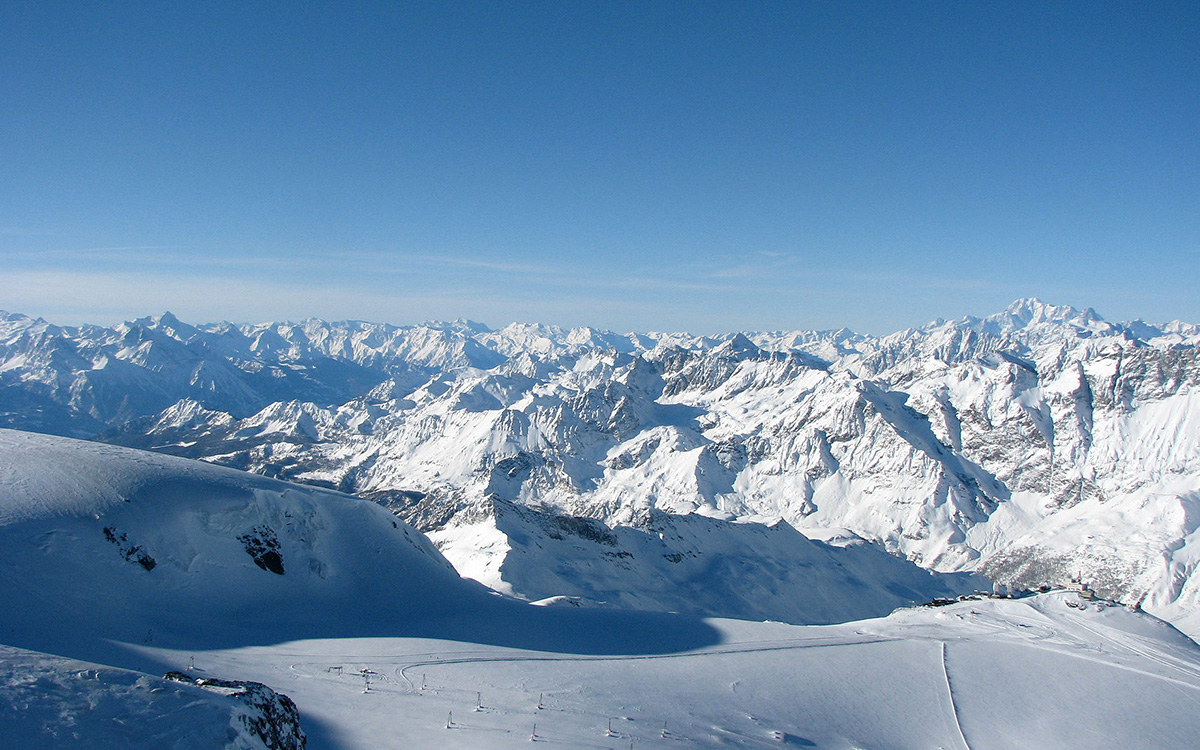 More than 2,000 tourists are stuck in the Swiss Alps