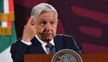 AMLO señala el impacto de su modelo económico en el empleo y las remesas