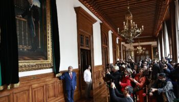 López Obrador devela su retrato presidencial en Palacio Nacional