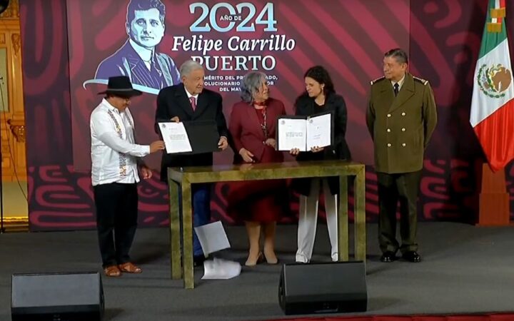 AMLO firma reformas constitucionales en su última conferencia 'mañanera' y se le caen al suelo