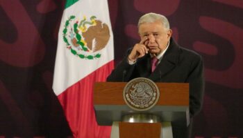 Llora AMLO tras escuchar canción que le escribieron para despedirlo