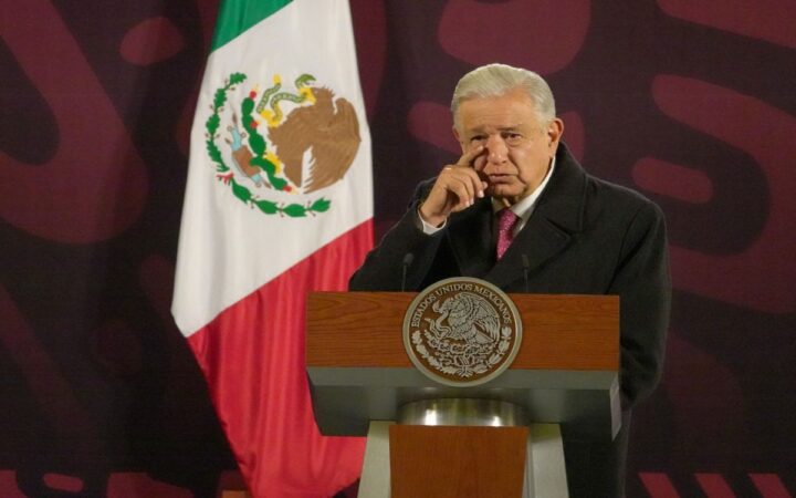 Llora AMLO tras escuchar canción que le escribieron para despedirlo Llora AMLO tras escuchar canción que le escribieron para despedirlo