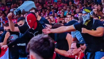 Expulsa Atleti a aficionado identificado por aventar objetos al campo en el Derbi | Video