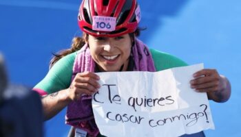 París 2024 | ¡Dijo que sí! Brenda Osnaya pide matrimonio a su entrenadora tras finalizar el Para Triatlón