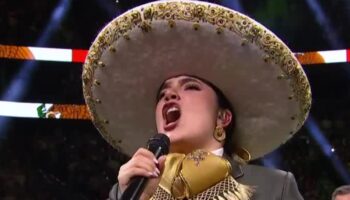 Video | Nieta de Vicente Fernández se equivoca al entonar el Himno Nacional en la pelea del Canelo