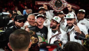 Canelo retiene sus títulos supermedianos AMB, OMB y CMB en Las Vegas | Video