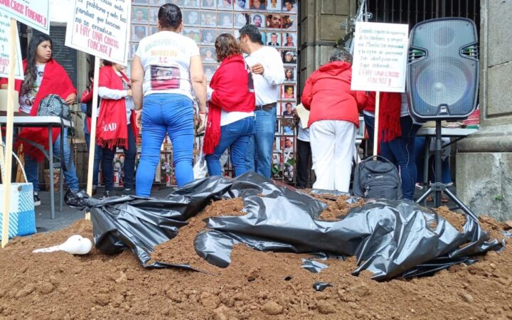 Morelos: Colectivos representan exhumaciones denunciando crisis de desapariciones