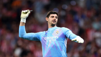Llueven encendedores y basura a Thibaut Courtois en el Cívitas Metropolitano | Video