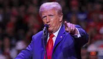 Trump dice que notificará a México y Canadá su intención de revisar el TMEC