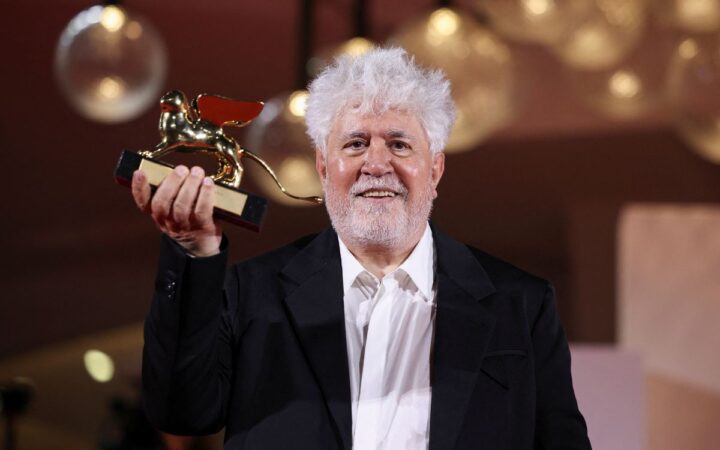 Almodóvar gana el León de Oro en el Festival de Venecia por 'La habitación de al lado'