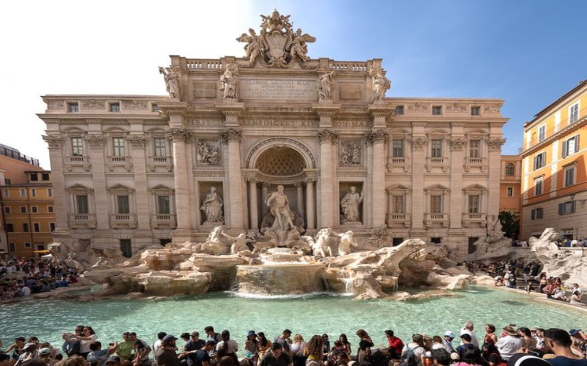 They study by paying to visit the Trevi Fountain in Rome | Video