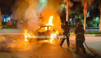 Zacatecas: Prenden fuego a auto con dos personas al interior