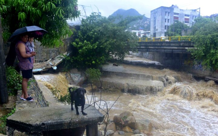 'John' provoca lluvias de casi 1 metro de altura en Guerrero y Michoacán 'John' provoca lluvias de casi 1 metro de altura en Guerrero y Michoacán