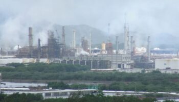 Incendio en refinería de Pemex en Oaxaca deja dos muertos