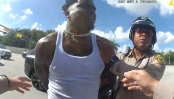 Liberan video de policía sometiendo a Tyreek Hill, estrella de los Delfines de Miami