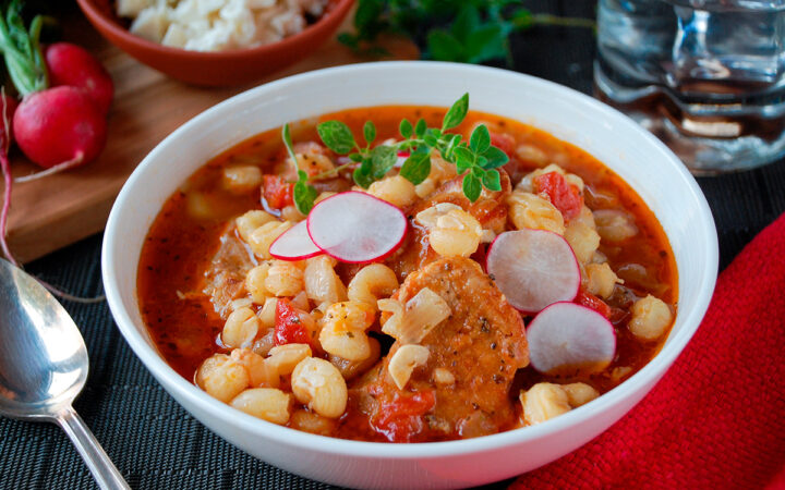 ¿Por qué las y los mexicanos comen pozole en las Fiestas Patrias?