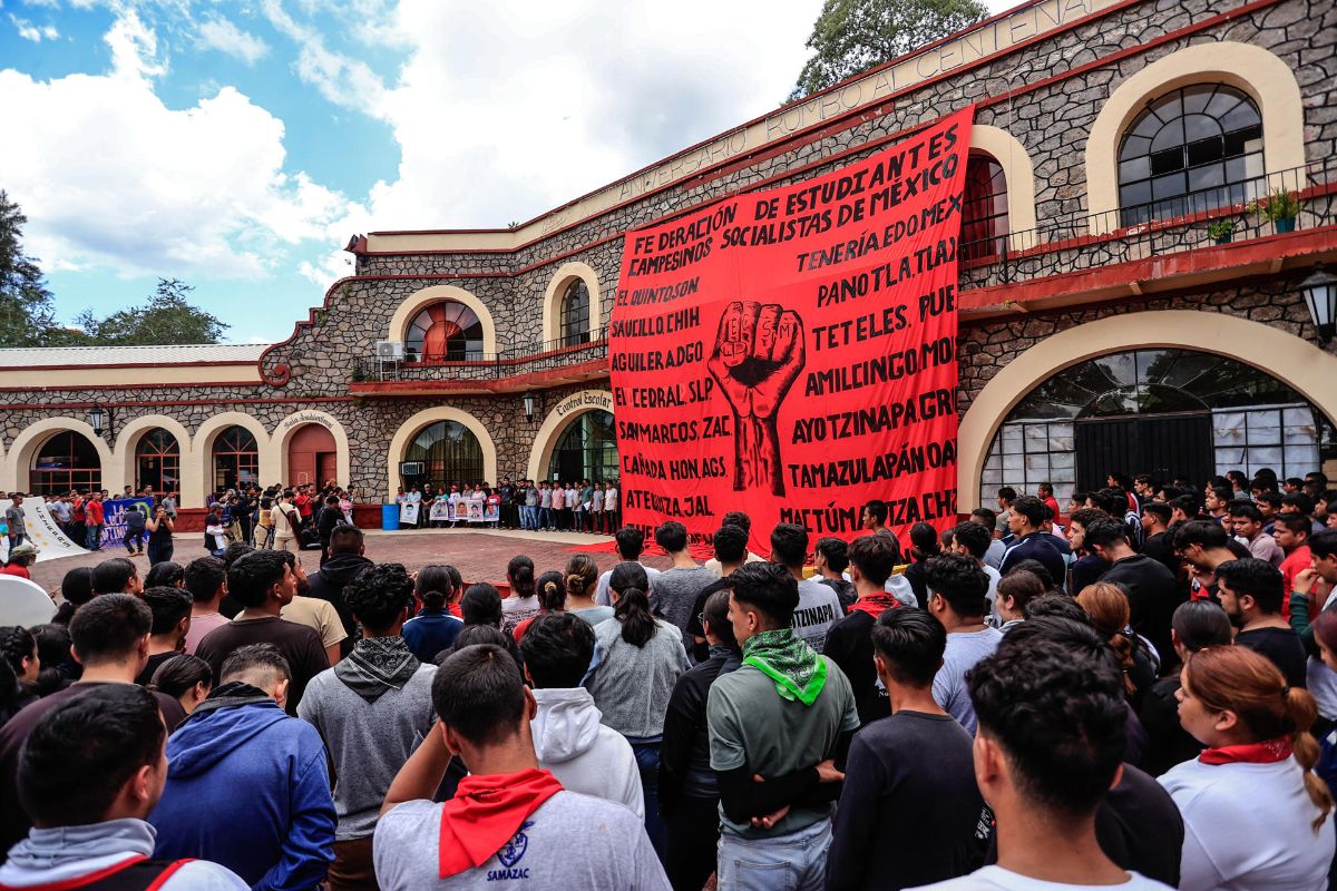 Ayotzinapa grita contra la represión tras diez años de lucha e incertidumbres Ayotzinapa grita contra la represión tras diez años de lucha e incertidumbres