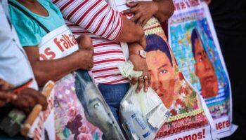 AMLO envía carta a padres y madres de estudiantes de Ayotzinapa: ‘Nunca dejamos de buscar’