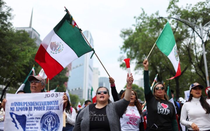 Trabajadores del Poder Judicial protestan frente a Senado contra la reforma judicial Trabajadores del Poder Judicial protestan frente a Senado contra la reforma judicial