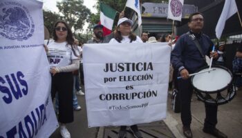 Trabajadores judiciales bloquean Periférico; protestan contra reforma frente al INE