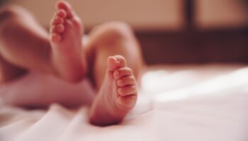 Sujeto que arrojó café hirviendo a un bebé de 9 meses es buscado en Australia
