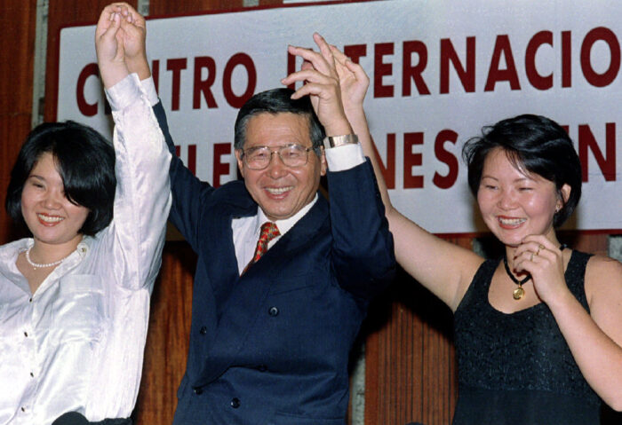 El presidente peruano Alberto Fujimori celebra su reelección con sus hijas Keiko Sofía (izq.) y Sachi Marcela en un hotel de Lima el 9 de abril. Fujimori ganó las elecciones con más del 60% de los votos válidos. Su partido, Cambio 90, también obtuvo la mayoría en el Congreso. Abril 10, 1995. Foto: Reuters