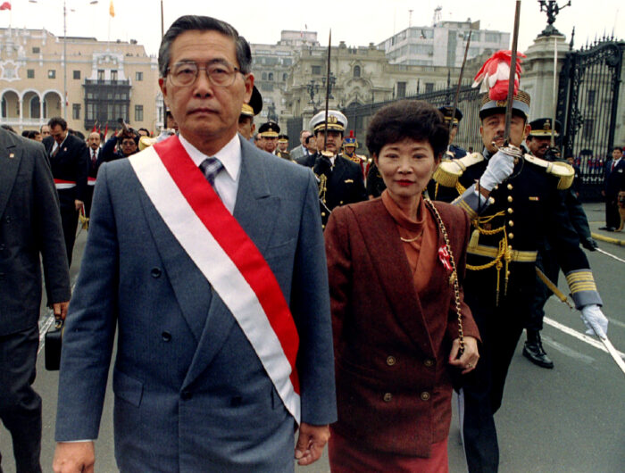 Alberto Fujimori y su esposa Susana Higuchi durante el desfile del Día de la Independencia. Julio 28, 1994. Foto: Reuters