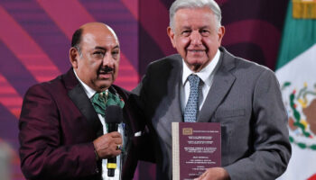 Escuela de Periodismo desautoriza ‘tesis’ que Lord Molécula le regaló a AMLO