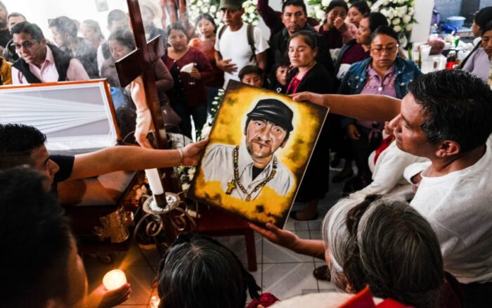 amiliares, integrantes de la iglesia católica y pobladores de las diferentes regiones del estado se dieron cita en el parque central de la cabecera municipal para oficiar una misa de cuerpo presente en honor al Padre Marcelo quien fue asesinado por impactos de bala en el barrio Cuxtitali de San Cristóbal de las Casas. FOTO: ISABEL MATEOS /CUARTOSCURO.COM