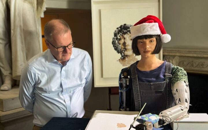 Obra de arte hecha por un robot con IA se vende por cifra récord