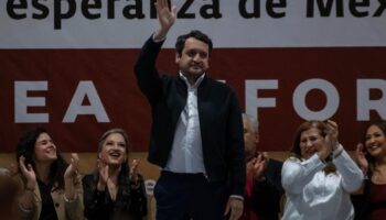 ‘Andy’ López Beltrán, hijo de AMLO, hace su primera aparición como secretario de Morena