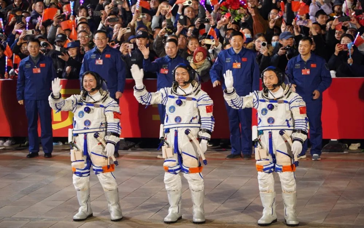 Llegan tres astronautas chinos a la estación espacial Tiangong | Video Llegan tres astronautas chinos a la estación espacial Tiangong | Video