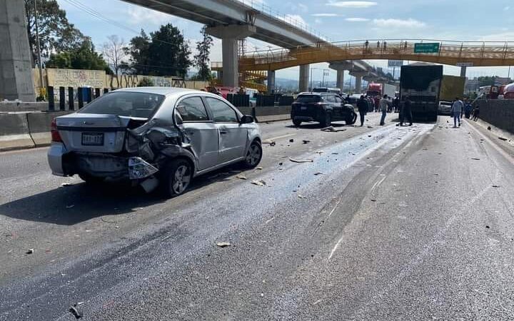 Choque múltiple en la México-Puebla; al menos 10 vehículos involucrados